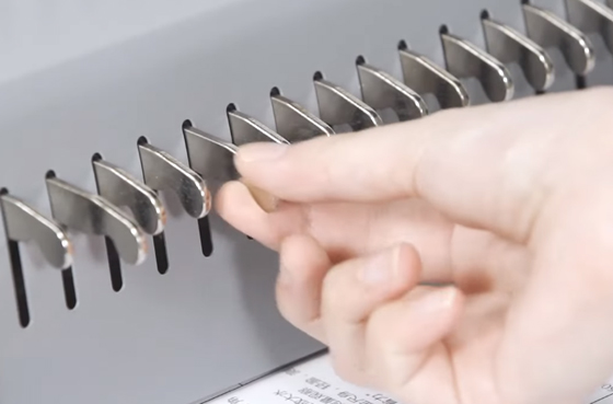 آلة تجليد مشط 01 Deli وتشغيل الفيديو