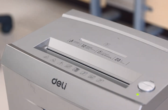 آلة تقطيع الورق 01 Deli ET095
