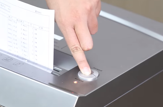 آلة تقطيع الورق 01 Deli ET096