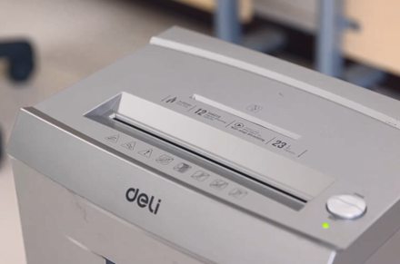 آلة تقطيع الورق Deli ET095