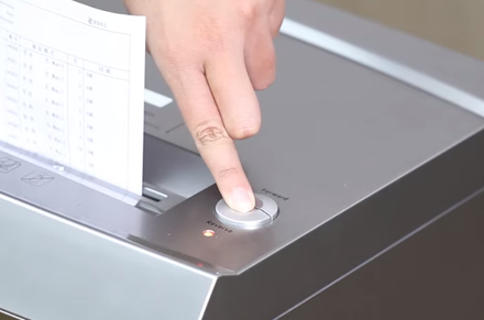 آلة تقطيع الورق Deli ET096